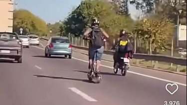 insolito: se desplazaba a 80 km/h por la panamericana en un monopatin electrico