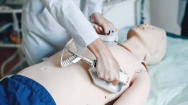 Las técnicas médicas se aprenden muchas veces con objetos creados especialmente para no poner en riesgo a los pacientes.