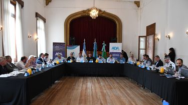 Intendentes y autoridades provinciales, reunidos en Navarro. Intendentes y autoridades provinciales, reunidos en Navarro.