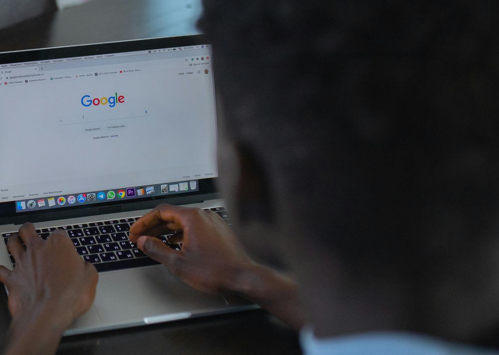 Una persona hace una búsqueda en Google. (cottonbro studio / pexels.com) &nbsp;