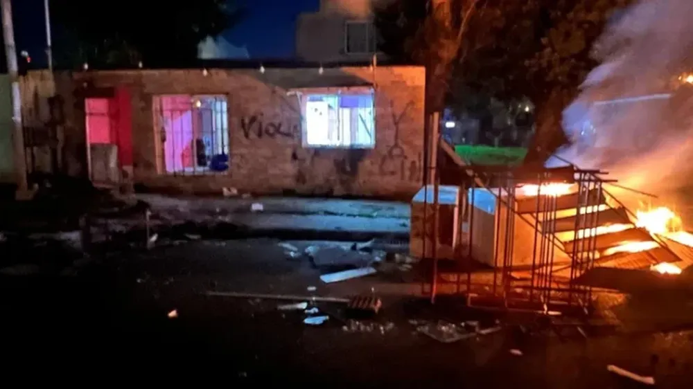 La casa del presunto abusador fue destruida por los vecinos. (0223)