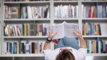 En una época dominada por la velocidad, las pantallas y el consumo permanente de información, la lectura se convierte en un refugio.