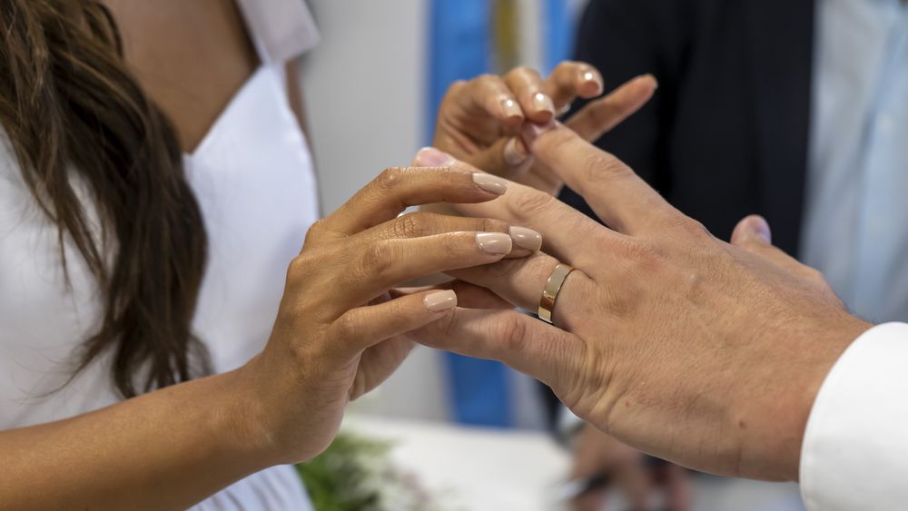 Dos personas dan el sí en la ceremonia del casamiento.&nbsp;