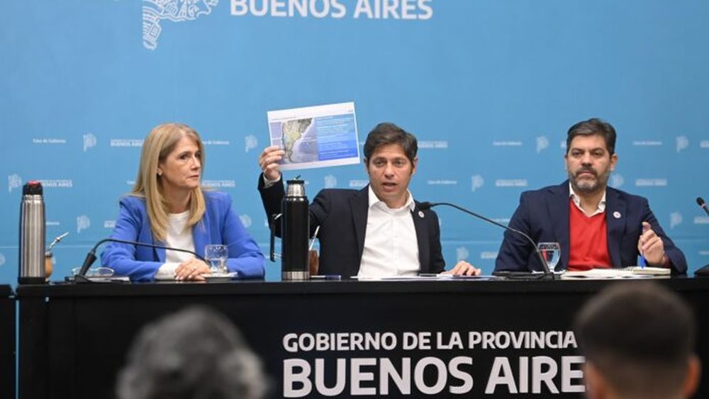 El gobernador bonaerense Axel Kicillof hablando de la planta de GNL.