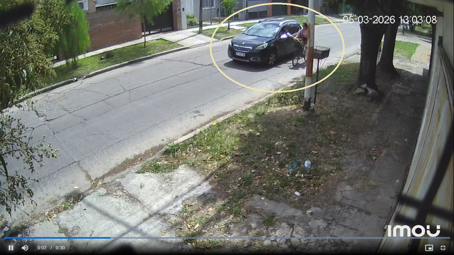 El momento en el que el hombre saca la mano y toca a la joven que iba en bicicleta. (Imagen de video)