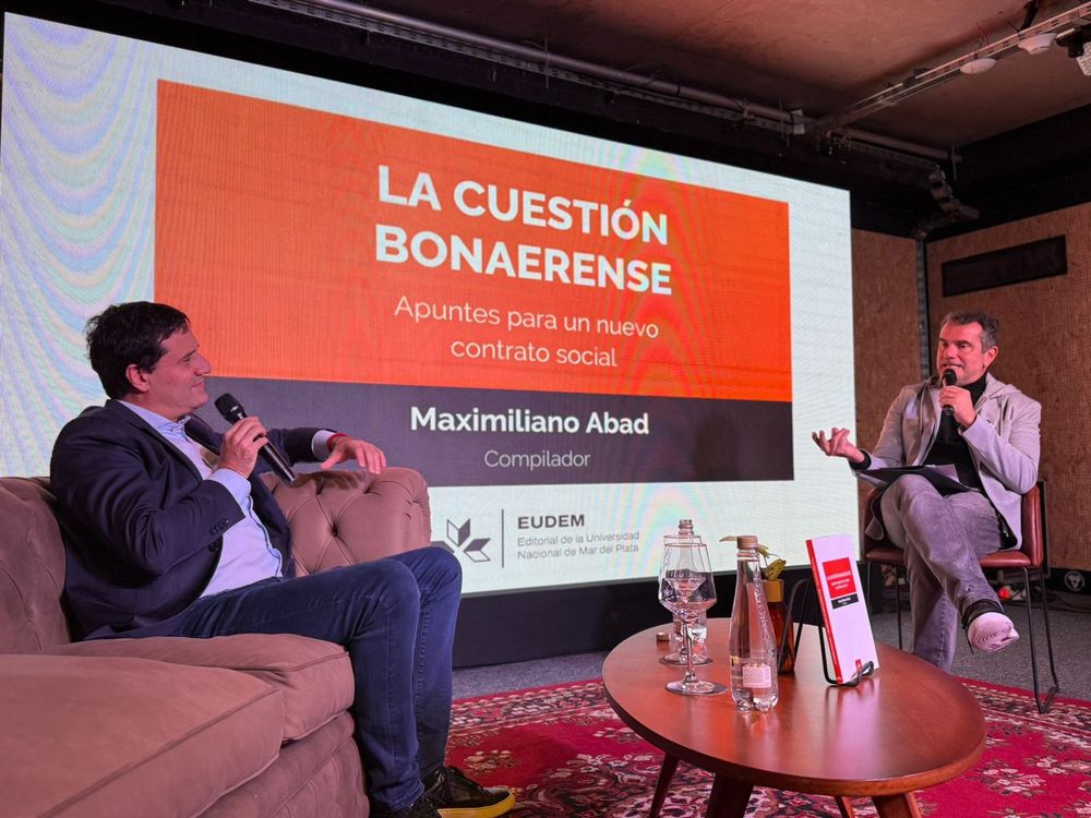 El senador nacional Maximiliano Abad junto al periodista Paulino Rodrigues en la presentación de su libro La Cuestión Bonaerense.