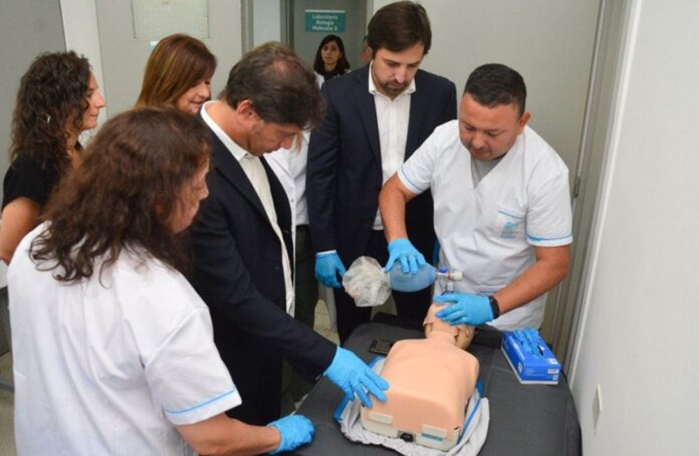 El gobernador Axel Kicillof, junto al ministro de Salud bonaerense, Nicolás Kreplak, y profesionales del Hospital de Niños Sor María Ludovica de La Plata.