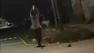 El video donde el sobrino ataca a su tío con un bate, en Pilar.