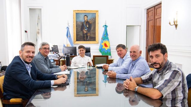 El gobernador Axel Kicillof y sus colaboradores, reunidos con la cúpula de Exponenciar.