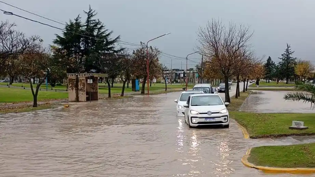 Tres Arroyos complicado por la abundante caída de agua.