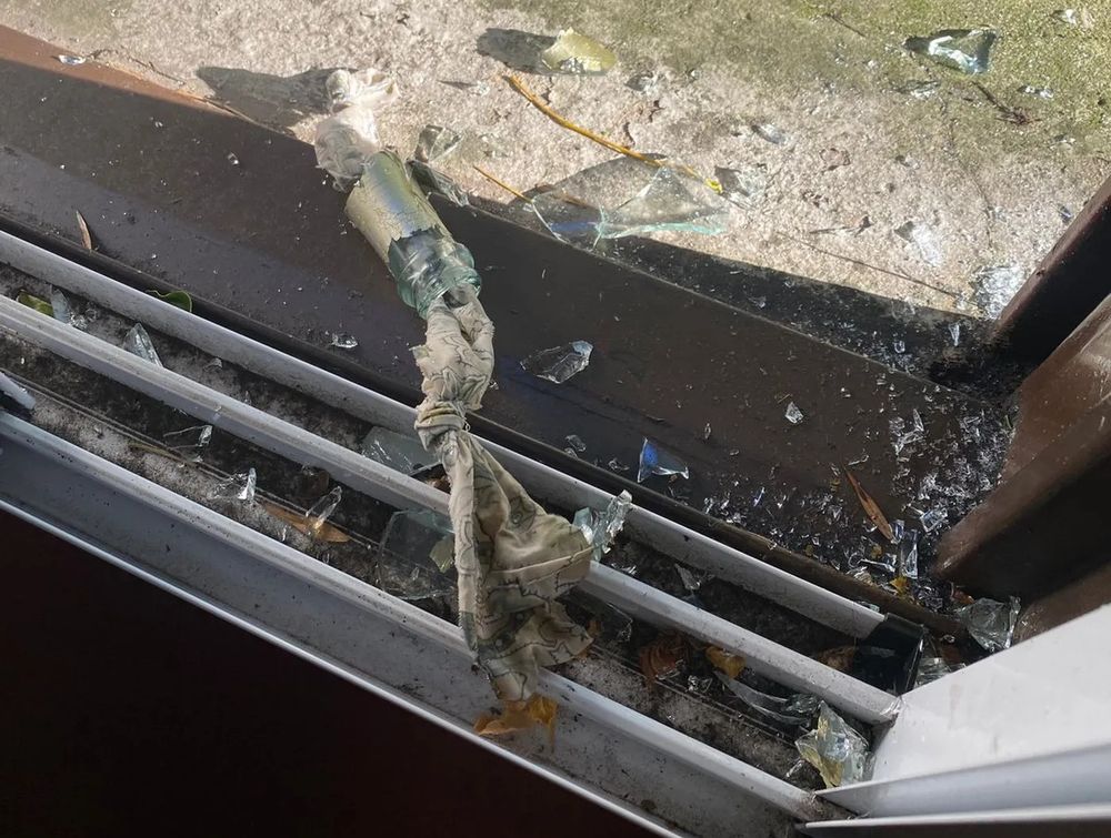 Los restos de la bomba molotov que fue arrojada en la Biblioteca Max Nordau de La Plata.