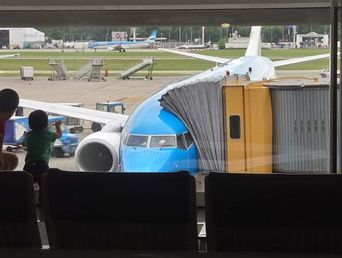 Un viajero en Ezeiza. Un viajero en Ezeiza.