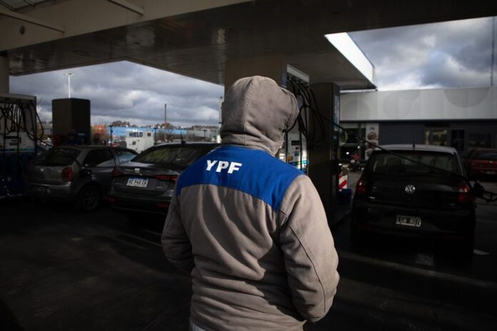 Un empleado de YPF espera por clientes en una estación de servicio. (Xinhua/Martín Zabala)