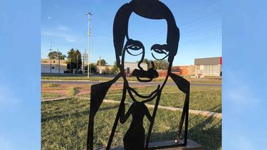 ¿Alfonsín o Husein? El monumento en cuestión fue inaugurado en 2023.