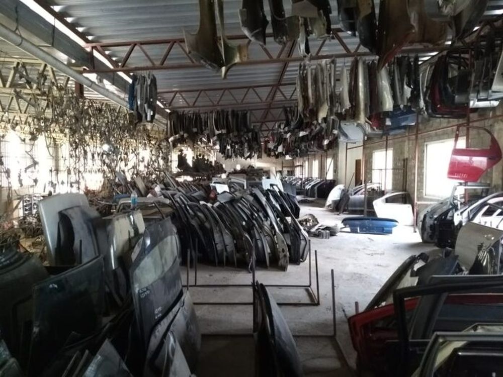 Una serie de autopartes de vehículos en un desarmadero.