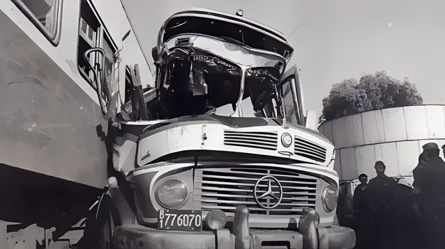 El colectivo quedó partido al medio, según se ve en esta foto de época mejorada por IA.