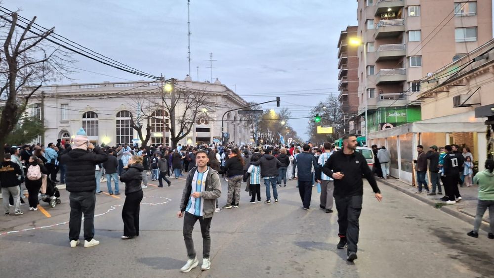 Las calles de Rojas se llenaron de hinchas tras el triunfo de la Selección argentina ante Inglaterra.&nbsp;