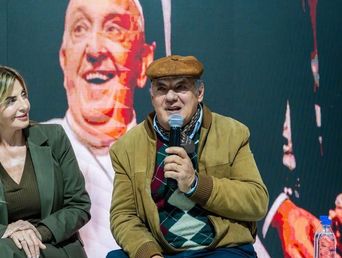 La intendenta Fassi escucha atentamente la exposición de José María del Corral, director de Scholas Occurrentes, sobre la figura de Francisco. La intendenta Fassi escucha atentamente la exposición de José María del Corral, director de Scholas Occurrentes, sobre la figura de Francisco.