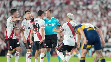 El final fue a pura polémica luego de que no interviniera el VAR tras una jugada en la que los futbolistas de River reclamaron un penal.