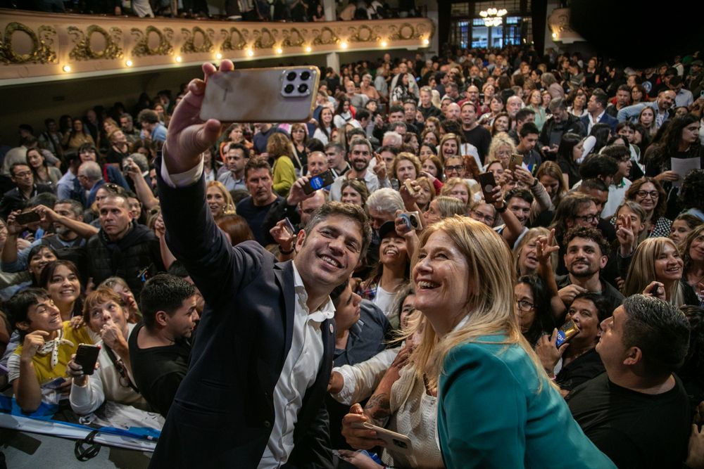 Kicillof con Magario en el Teatro Roma.&nbsp;