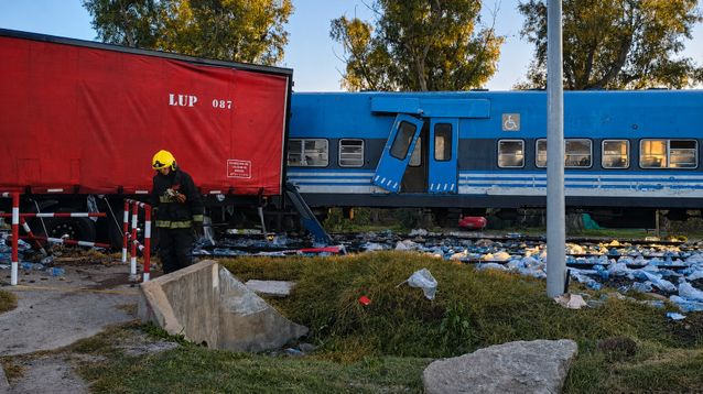 La carga del camión quedó desparramada sobre la calle.&nbsp;