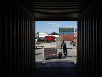 Un trabajador trasladando mercancía con un montacargas.(Xinhua/Martín Zabala) Un trabajador trasladando mercancía con un montacargas.(Xinhua/Martín Zabala)
