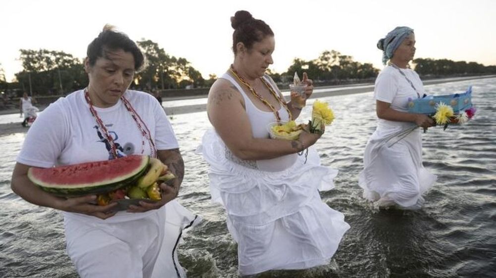 Mujeres de blanco en la ceremonia a Iemanjá en la costa de Quilmes. (Télam)