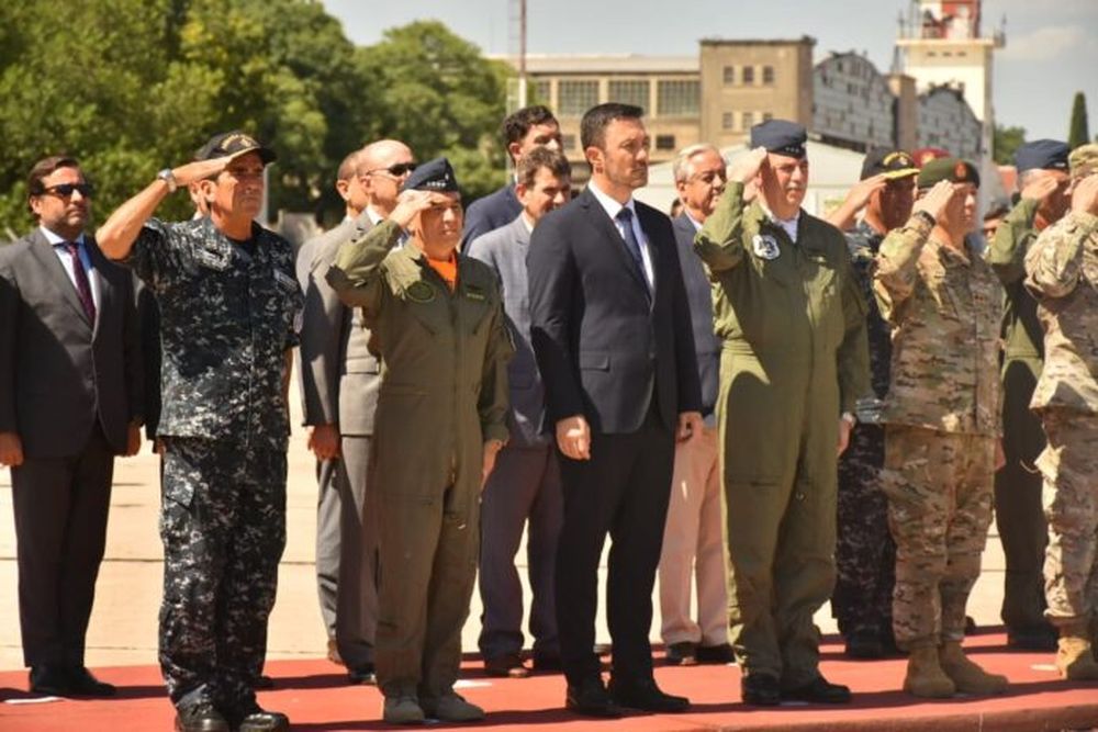 Luis Petri junto a integrantes de las Fuerzas Armadas.