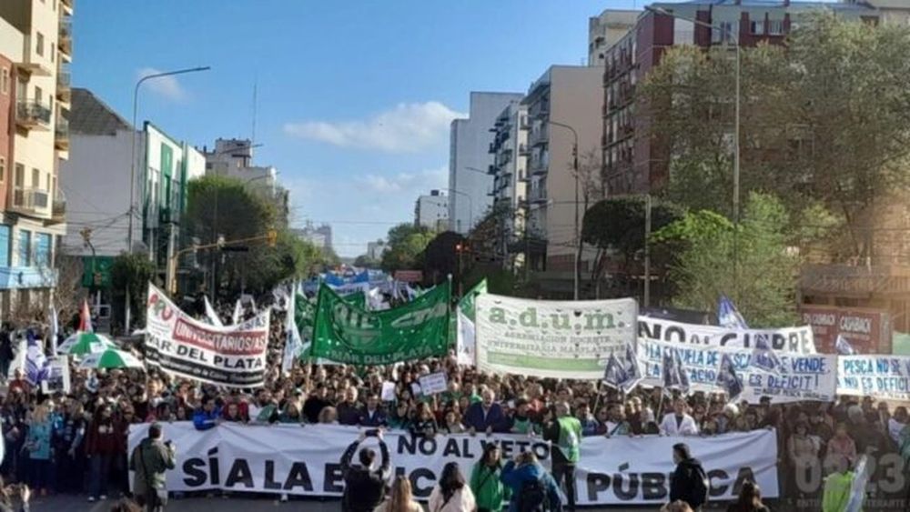La marcha universitaria en Mar del Plata. - 0223 -