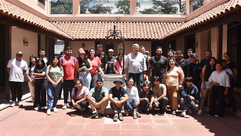 El ministro Javier Rodríguez con los jóvenes que participaron del encuentro sobre Agricultura Familiar. El ministro Javier Rodríguez con los jóvenes que participaron del encuentro sobre Agricultura Familiar.