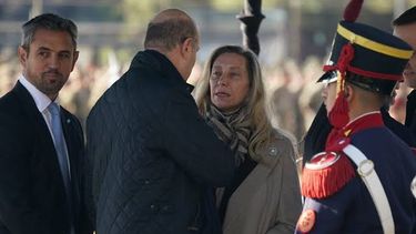 Karina con Sturzenegger, en la puerta de la Casa Rosada.&nbsp;