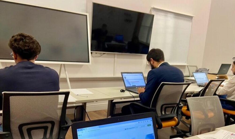 Personas haciendo un examen.