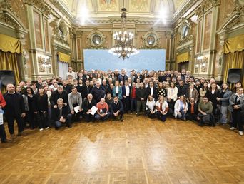 Kicillof con intendentes en el Salón Dorado de la Gobernación.&nbsp;