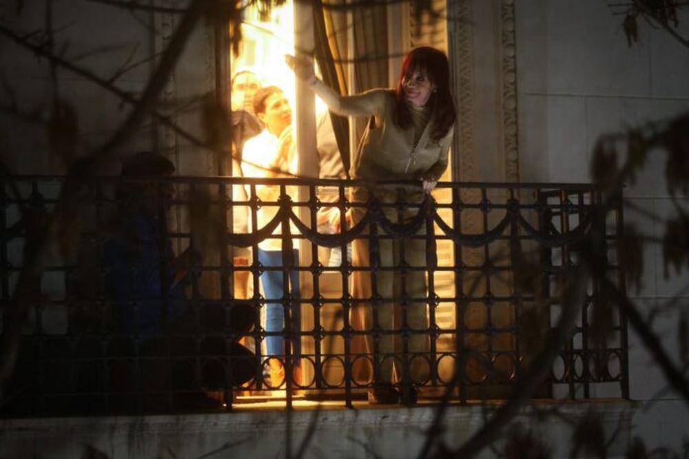 La expresidenta argentina, Cristina Fernández de Kirchner, saludando a sus simpatizantes desde el balcón.  (Xinhua)