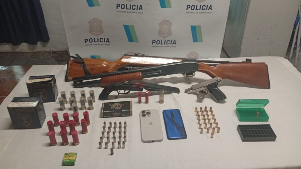 Arsenal en la casa del adolescente detenido en José C. Paz. Arsenal en la casa del adolescente detenido en José C. Paz.