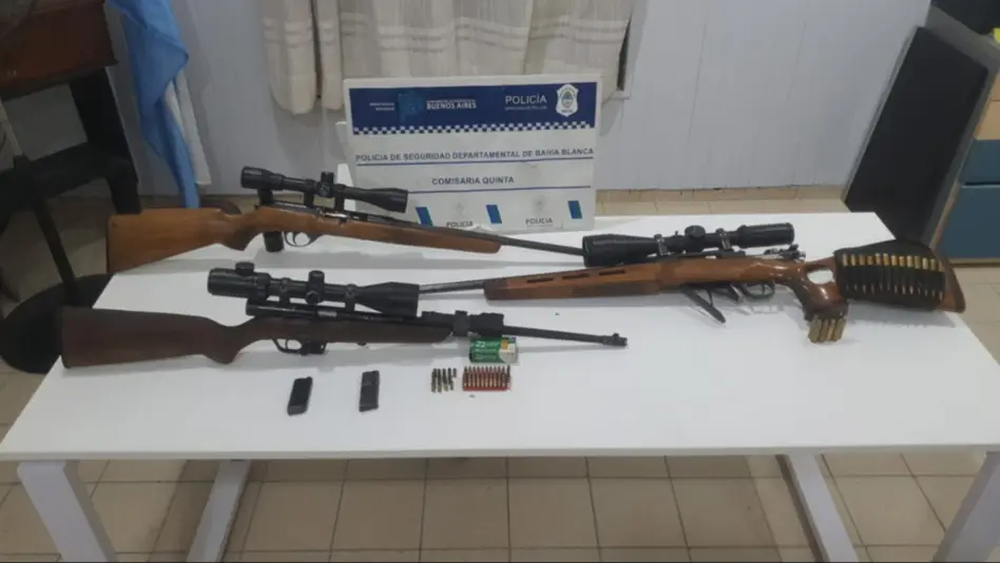 Las armas incautadas en un operativo sobre la Ruta Nacional 35, en el que dos hombres quedaron detenidos. Las armas incautadas en un operativo sobre la Ruta Nacional 35, en el que dos hombres quedaron detenidos.