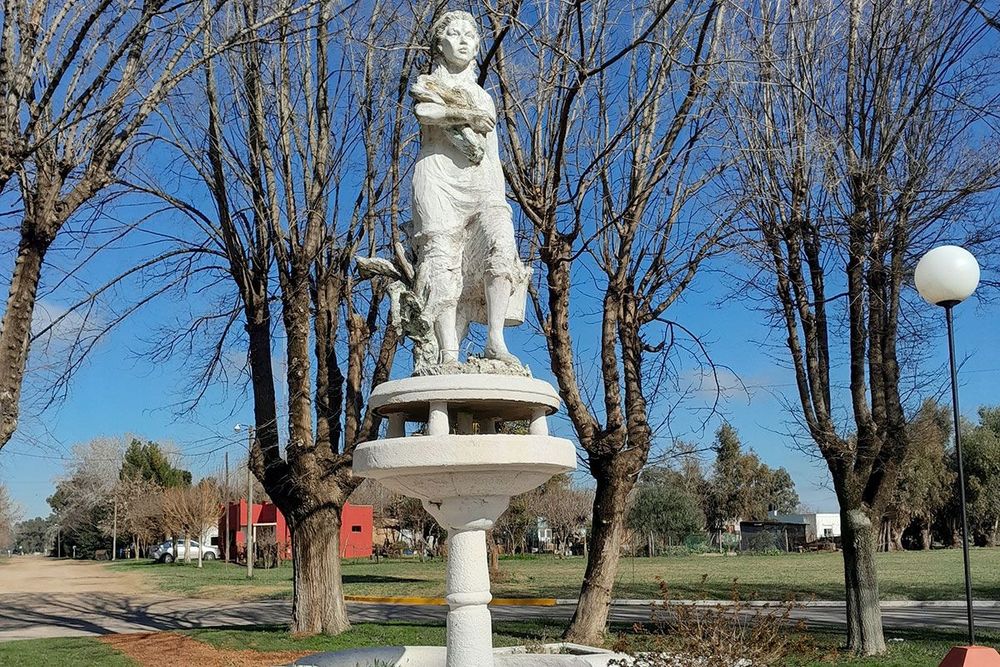 La Estatua de la Mujer Campesina, en la plaza principal. La Estatua de la Mujer Campesina, en la plaza principal.
