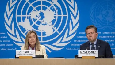 La Secretaria general de la OMM, la argentina Celeste Saulo, y el coordinador humanitario de Naciones Unidas, Tom Fletcher. En una conferencia de prensa en Ginebra.&nbsp;