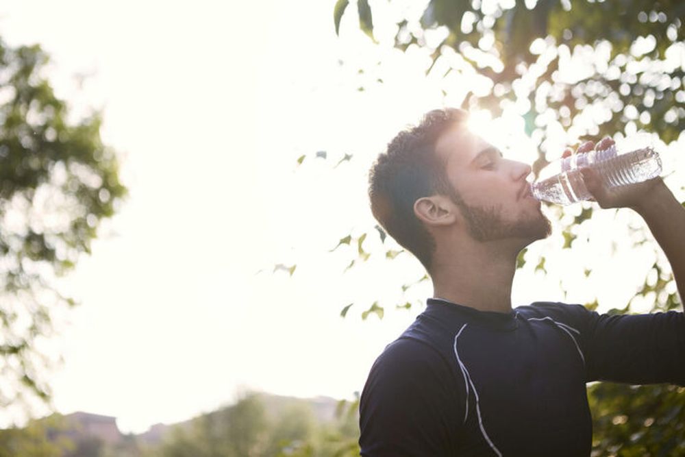 Frente a la ola de calor extremo, se recomienda tomar mucha agua aunque no se tenga sed.