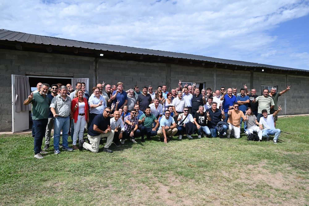 Javier Alonso con dirigentes en Santa Fe.&nbsp;