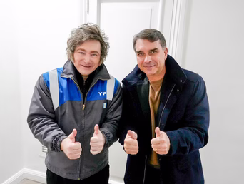 Javier Milei junto al senador brasileño y candidato presidencial, Flavio Bolsonaro.&nbsp;