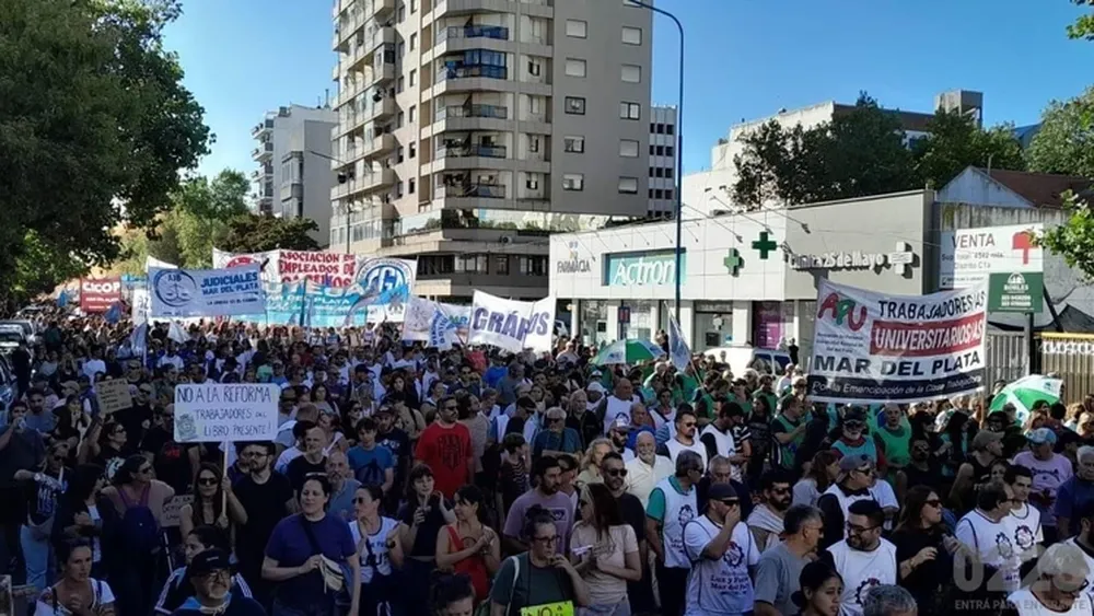 Importante movilización en Mar del Plata, en rechazo a la reforma laboral.