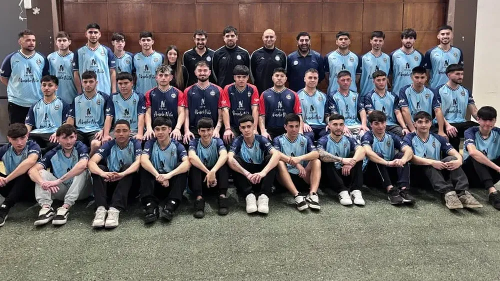 El joven plantel de Loma Negra. Todos trabajan o estudian, por eso entrenan de noche.