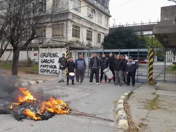 La protesta de los trabajadores despedidos en la puerta de Fisipa. La protesta de los trabajadores despedidos en la puerta de Fisipa.