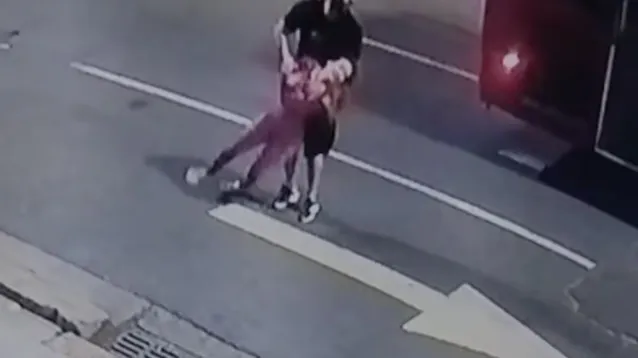 Facundo Moyano sostiene a su pareja, que salió semidesnuda a la calle en un presunto ataque de pánico.