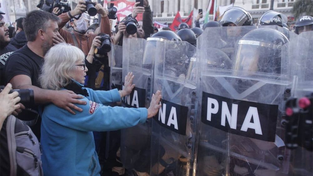 La policía reprime una marcha de jubilados, en aplicción del protocoloanti piquetes.&nbsp;
