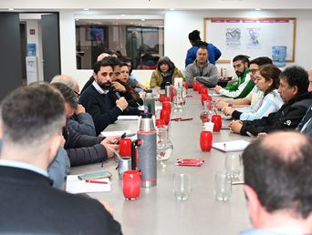 Pablo Maciel, secretario general de Fesintras, habla en la reunión de la entidad.