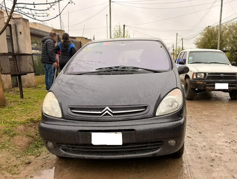 El coche en el que el menor fue sorprendido por un grupo de vecinos, tras haber sido liberado por el robo en otros tres vehículos. (La Nueva)