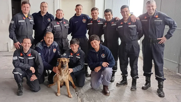 Los Bomberos Voluntarios de Tres Arroyos junto a Lagherta, la perrita rescatada.&nbsp; &nbsp;