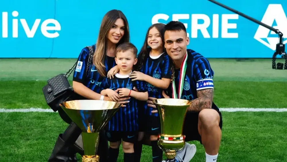 Lautaro Martínez con sus tres amores y las dos copas logradas este año.